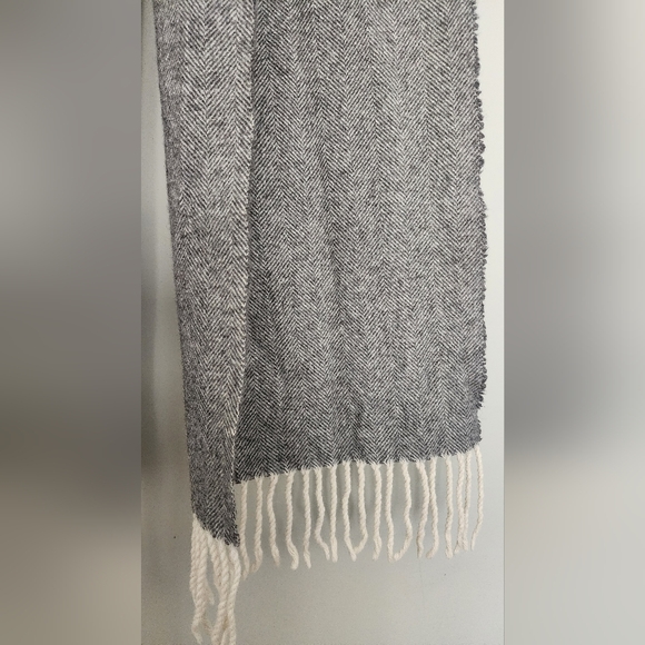 Pool Trend 100% wool Scarf - Picture 2 of 6